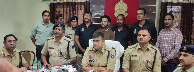 Breaking News: नवापारा (पकरिया) के ग्रामीणों में दहशत फैलाने वाला सनकी हत्या का आरोपी आखिर चढ़ा पुलिस के हत्थे, पुलिस को गुमराह करके फैलाता रहा भ्रम, कोरबा पुलिस को मिली बड़ी सफलता ।