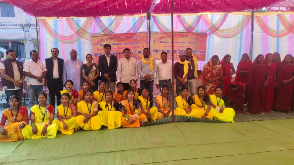 शासकीय हायर सेकेण्डरी स्कूल सिमगा में “पालक-बालक-शिक्षक सम्मेलन” का आयोजन, शिक्षा की अलख जगाने जुटे सैंकड़ों ग्रामीण।