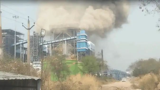 Breaking News : वेदांता पावर प्लांट में बॉयलर फटने से बड़ा धमाका, 10 मजदूरों की मौत की आशंका, 40 झुलसे !