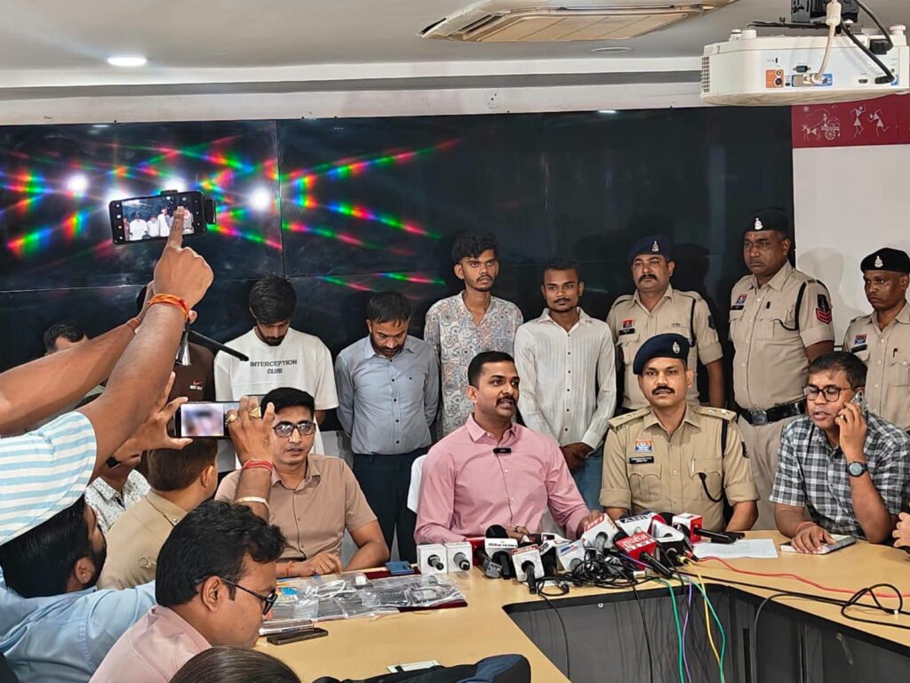 Breaking News : रायपुर स्थित विश्वविद्यालय का पेपर लीक करने के आरोप में प्राध्यापक सहित 6 आरोपी गिरफ्तार !