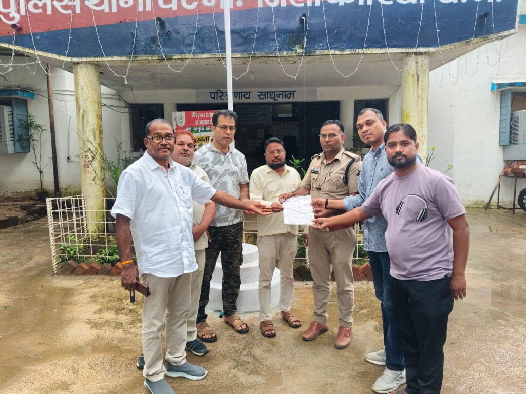 जर्जर सड़क को लेकर कांग्रेस कार्यकर्ताओं ने खोला मोर्चा, PWD के खिलाफ जनआक्रोश, 7 दिन में मरम्मत नहीं तो उग्र आंदोलन की चेतावनी !