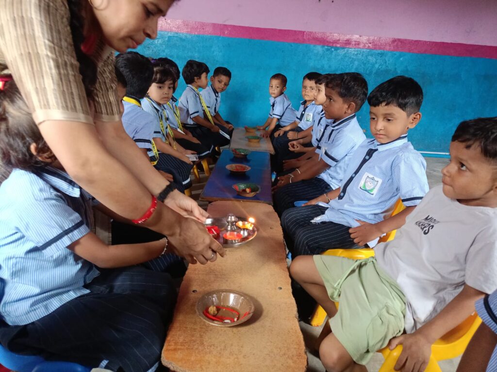 पीएस एकेडमी की रक्षाबंधन पर विशेष आयोजन, पुलिस, हॉस्पिटल और स्कूली बच्चों को बांधी राखी !