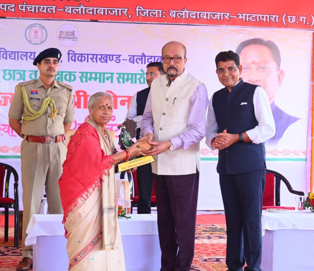 राज्यपाल के हाथों वरिष्ठ शिक्षकों, मेधावी विद्यार्थियों और रोजगार प्राप्त युवाओं का हुआ सम्मान !