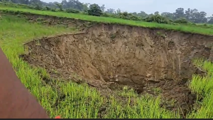 बाँकीमोगरा में खेत में भूस्खलन, खदान की ब्लास्टिंग को लेकर खेत मालिक ने जताई आशंका !