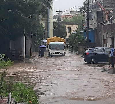 KORBA : भारी बारिश से कोरबा की सड़क बनी नदी, घरों में घुसा पानी, तेज बहाव में फंसा मालवाहक वाहन !