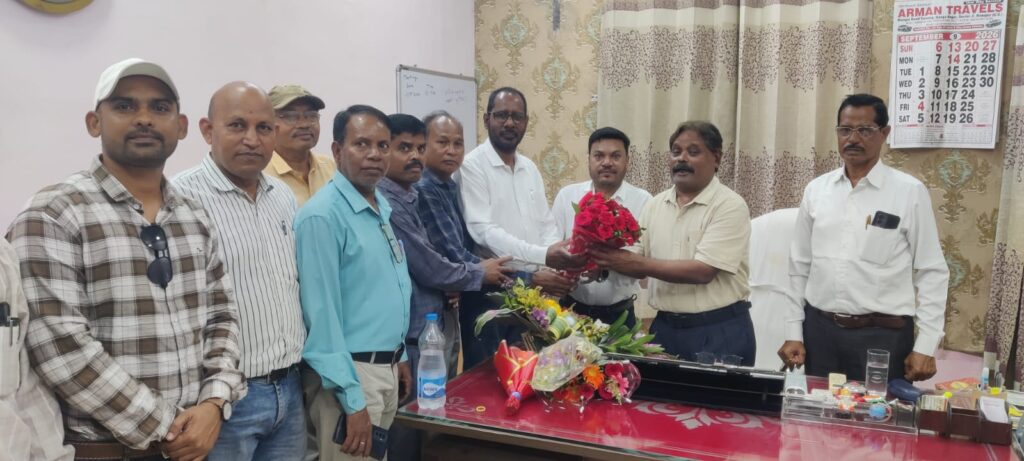 बिलासपुर के नए जिला शिक्षा अधिकारी संदीप पाण्डेय ने संभाला पदभार, बधाई देने करतला विकासखण्ड के कर्मचारीगणों की सौजन्य मुलाकात !