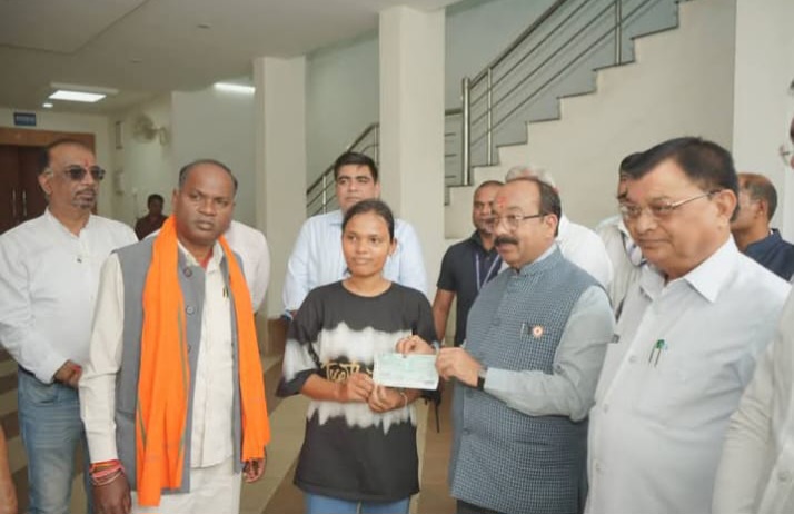 स्वामी विवेकानंद जिला खनिज न्यास शिक्षा प्रोत्साहन योजना से चंद्रिका के डॉक्टर बनने के सपने को मिला संबल, मिली 53,500 की आर्थिक सहायता राशि !