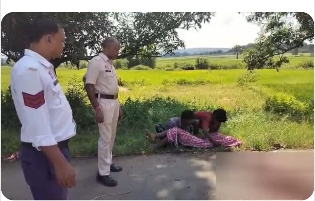 बलरामपुर : शंकरगढ़ थाना क्षेत्र में एक दर्दनाक सड़क हादसे में बाइक सवार युवक की मौत, पत्नी और बच्चा भी गंभीर रूप से घायल !