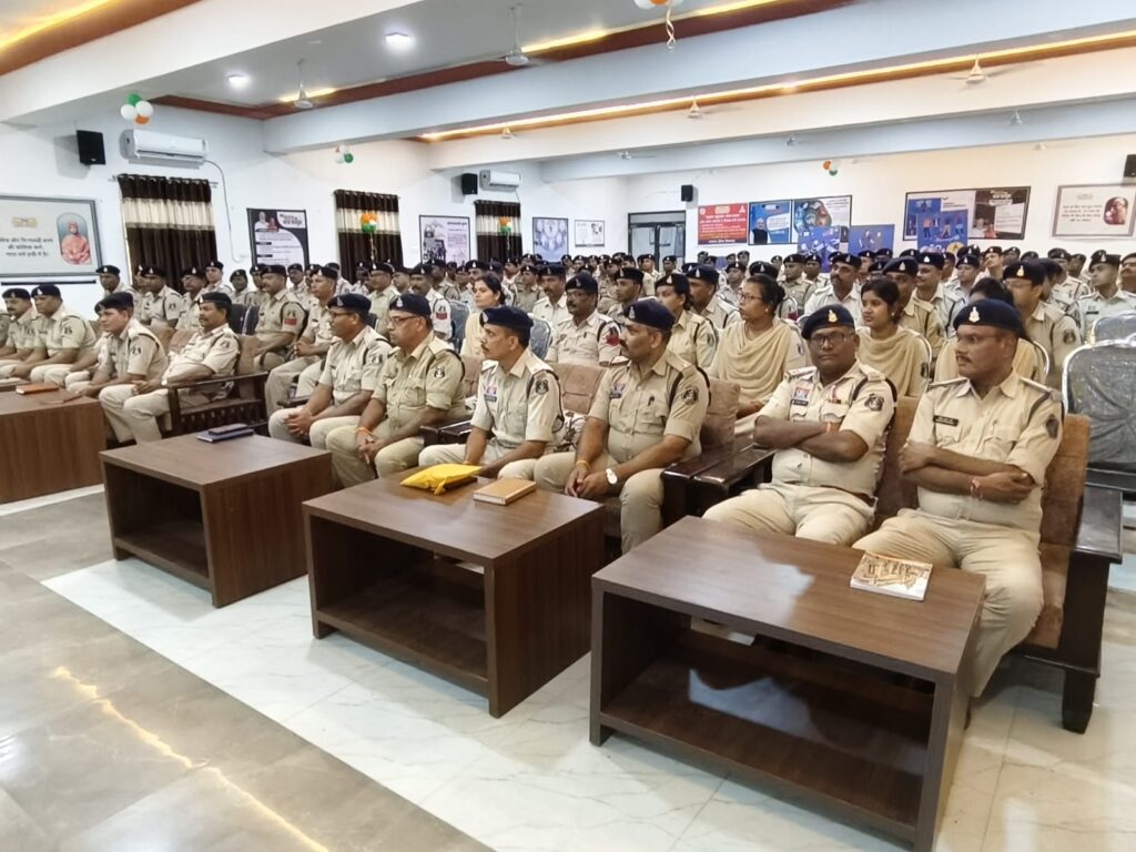 पुलिस कर्मियों के लिए तीन दिवसीय रेंज स्तरीय रिफ्रेशर कोर्स संपन्न, आईजी रामगोपाल गर्ग ने बीट सिस्टम को बताया अपराध नियंत्रण का मूल मंत्र !