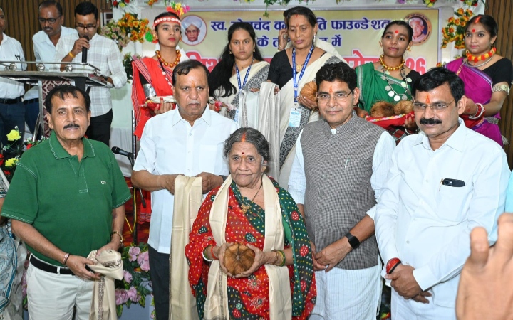 राजस्व मंत्री सेवानिवृत्त शिक्षकों के सम्मान समारोह में हुए शामिल !