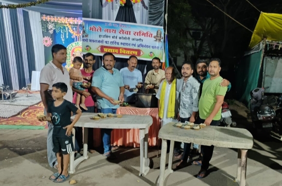 हाउसिंग बोर्ड कॉलोनी जांजगीर में भक्ति की गूंज, भोलेनाथ सेवा समिति ने किया प्रसाद वितरण, भजन-कीर्तन में झूमे श्रद्धालु !