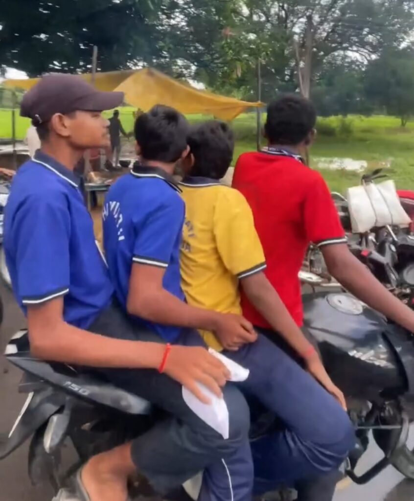 स्कूली छात्रों की सड़क पर मनमानी, एक बाइक पर 3-4 सवार, नियमों की खुलेआम अनदेखी !