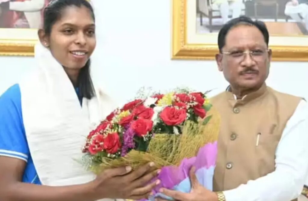 संजू देवी को 51 लाख का पुरुस्कार: एशियन गेम्स गोल्ड के बाद CM साय ने बढ़ाया हौसला, छत्तीसगढ़ की बेटियों को मिला बड़ा संदेश !