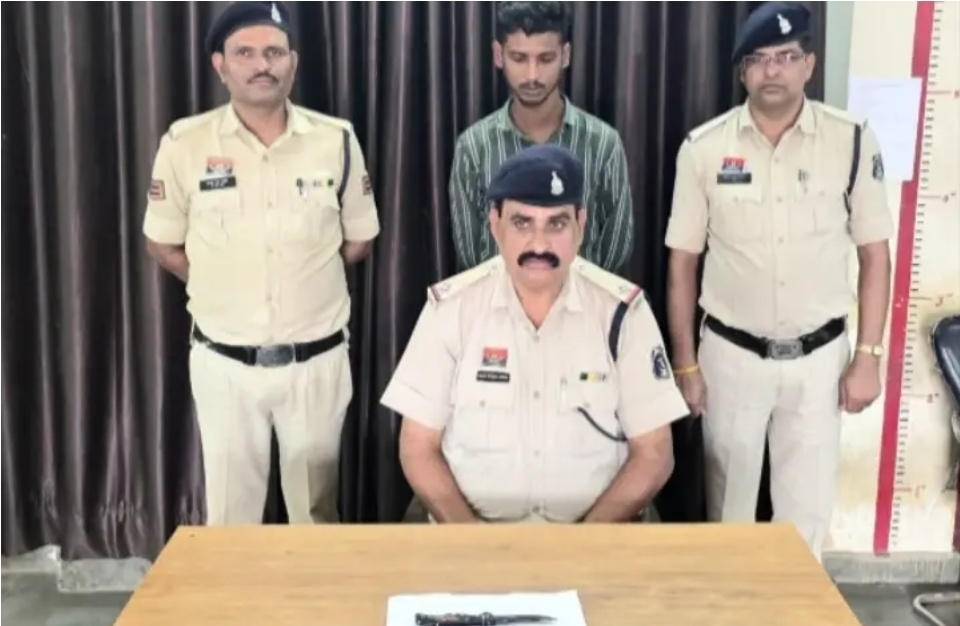 धारदार हथियार लेकर टॉकिंज़ के कर्मचारी को डराने वाला आरोपी चढ़ा कोतवाली पुलिस के हत्थे !