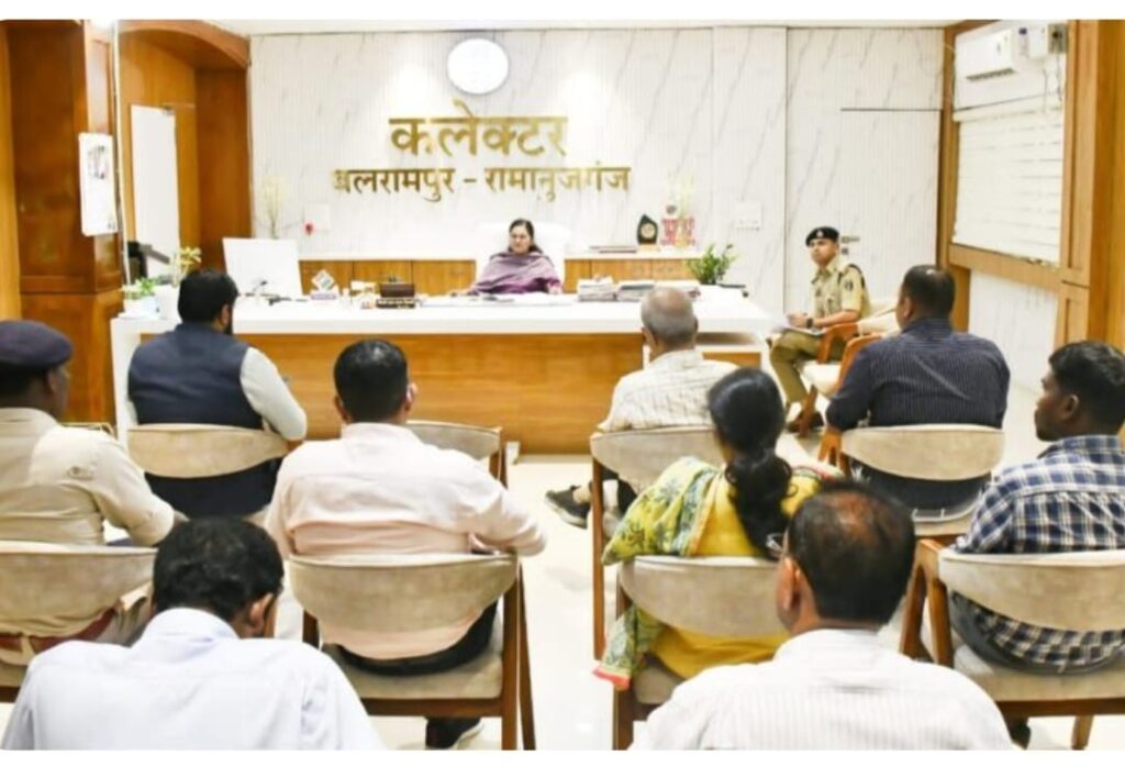 कलेक्टर ने की नक्सल पुनर्वास नीति की समीक्षा, आत्मसमर्पितों के उत्थान को प्राथमिकता, योजनाओं से शीघ्र जोड़ें: कलेक्टर