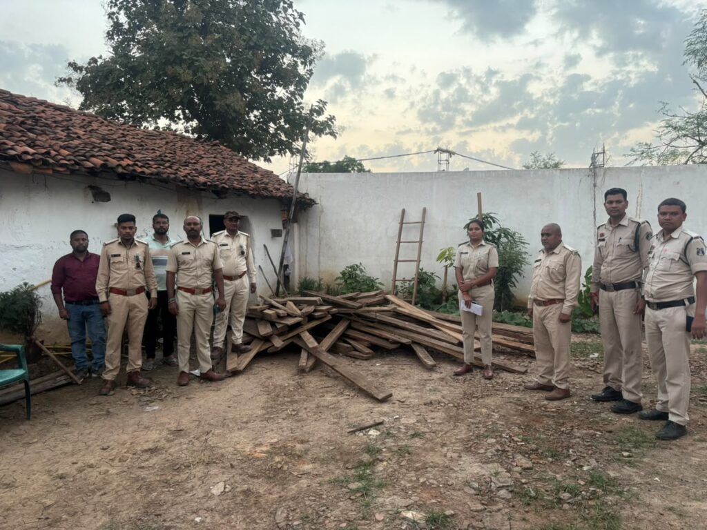 अवैध सागौन से फर्नीचर बनाने वाले के ठिकाने पर वन विभाग की दबिश, 1.50 लाख की लकड़ी-मशीनें जब्त, आरोपी फरार !