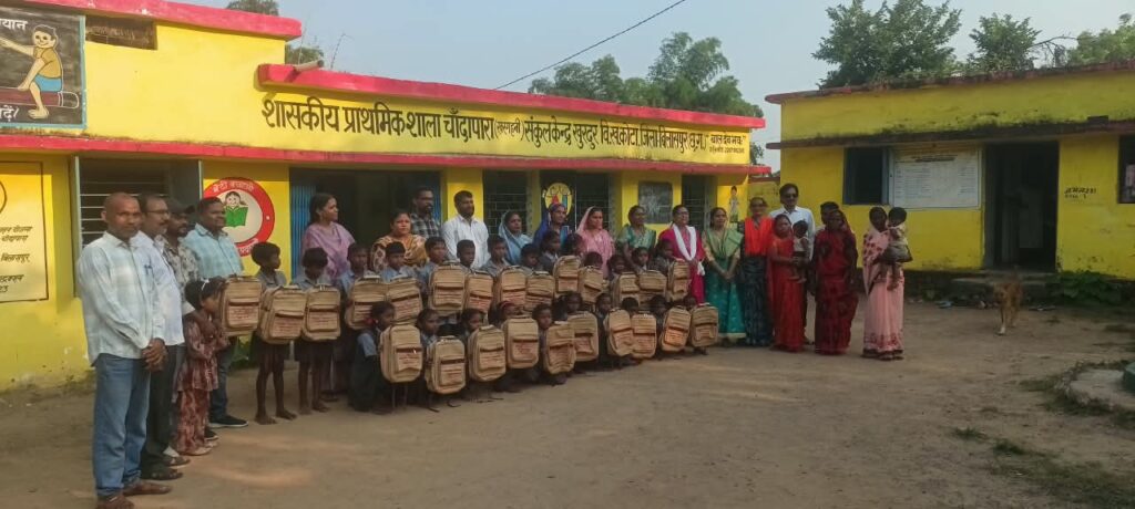 बटालियन सेना ने चांदापारा के बच्चों को बांटे स्कूल बैग, न्योता भोज का भी आयोजन !