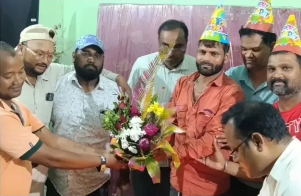 जिला अस्पताल जांजगीर में पदस्थ ड्राइवर प्रशांत मिश्रा का जन्मदिन उत्साह के साथ मनाया गया, अस्पताल के स्टाफ ने दी जन्मदिन की बधाई !