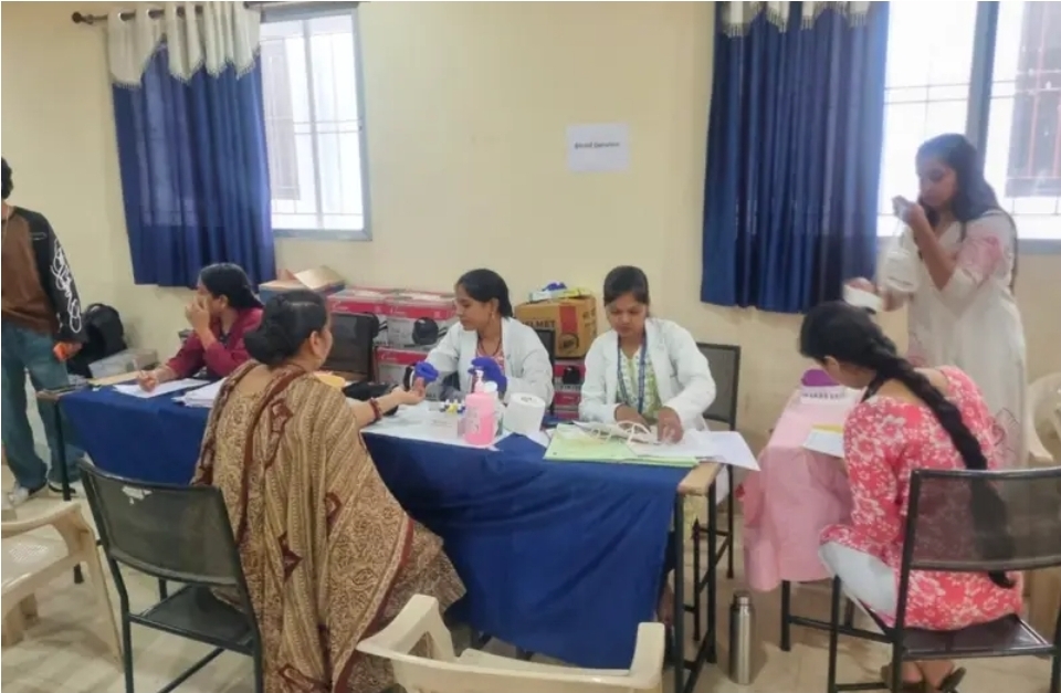 अग्रवाल सभा रायपुर द्वारा हरिशंकर महाविद्यालय कचना रायपुर में निःशुल्क हेल्थ चेकप कैंप एवं रक्तदान शिविर संपन्न, 42 रक्तदाताओं ने किया रक्तदान !