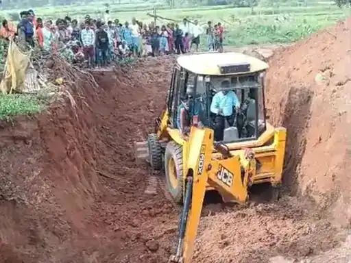 KORBA : कुएं से पानी निकालते समय धंसा मिट्टी, एक ग्रामीण दबा, रेस्क्यू जारी !